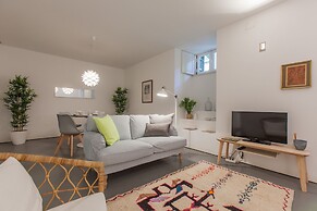 Renovated Apartment w/ Private Courtyard, By TimeCooler