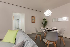 Renovated Apartment w/ Private Courtyard, By TimeCooler