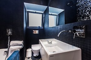 Renovated Apartment w/ Private Courtyard, By TimeCooler