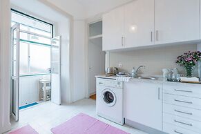 Spacious, Bright and Sunny Apartment, By TimeCooler