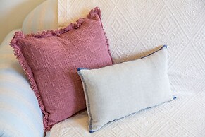 Sunny, Bright and Quiet Apartment, By TimeCooler