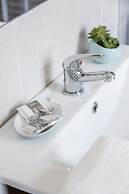 Bright & Spacious Alfama Typical Apartment, By TimeCooler