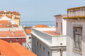 Bright & Spacious Alfama Typical Apartment, By TimeCooler