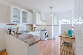 Bright & Spacious Alfama Typical Apartment, By TimeCooler