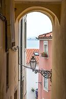 Bright & Spacious Alfama Typical Apartment, By TimeCooler