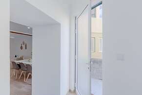 Bright & Spacious W/ Orange Tree Patio Apartment by TimeCooler