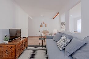 Bright & Spacious W/ Orange Tree Patio Apartment by TimeCooler