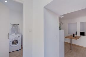 Bright & Spacious W/ Orange Tree Patio Apartment by TimeCooler