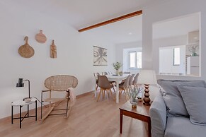 Bright & Spacious W/ Orange Tree Patio Apartment by TimeCooler