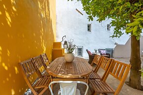 Bright & Spacious W/ Orange Tree Patio Apartment by TimeCooler
