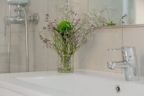 Bright & Spacious W/ Orange Tree Patio Apartment by TimeCooler