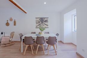 Bright & Spacious W/ Orange Tree Patio Apartment by TimeCooler