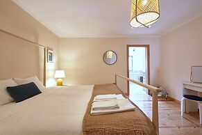 Renovated and Spacious Duplex Apartment With Patio, By TimeCooler