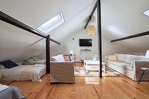 Renovated and Spacious Duplex Apartment With Patio, By TimeCooler
