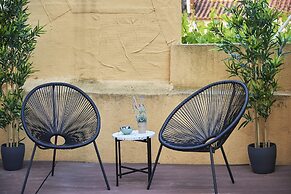 Renovated and Spacious Duplex Apartment With Patio, By TimeCooler