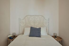 Renovated and Spacious Duplex Apartment With Patio, By TimeCooler