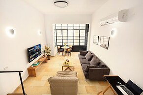 Modern-Rustic Haven in the City by Sea N Rent