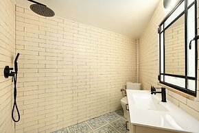 Modern-Rustic Haven in the City by Sea N Rent