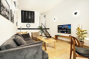 Modern-Rustic Haven in the City by Sea N Rent