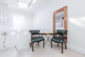 Distinctive apartment for 3 with mezz