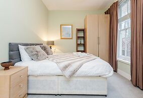 Stylish 3 Bed 3 bath in Kens High St