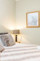 Stylish 3 Bed 3 bath in Kens High St