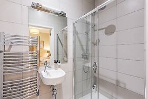 Stylish 3 Bed 3 bath in Kens High St