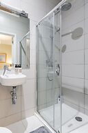 Stylish 3 Bed 3 bath in Kens High St