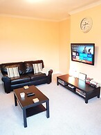 Warm Cosy Family Home With Free Parking