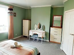 Warm Cosy Family Home With Free Parking