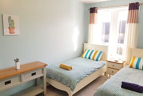 Warm Cosy Family Home With Free Parking