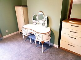 Warm Cosy Family Home With Free Parking