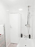 Warm Cosy Family Home With Free Parking