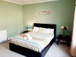 Warm Cosy Family Home With Free Parking