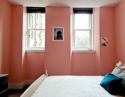 Vibrant Spacious Apartment In West End