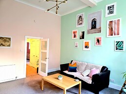 Vibrant Spacious Apartment In West End