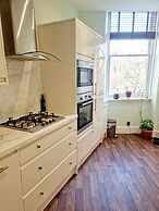 Vibrant Spacious Apartment In West End