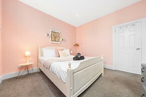 Vibrant Spacious Apartment In West End