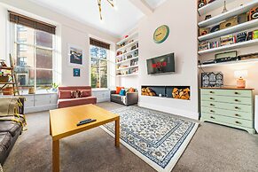 Vibrant Spacious Apartment In West End