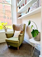 Vibrant Spacious Apartment In West End