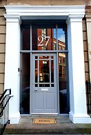 Vibrant Spacious Apartment In West End