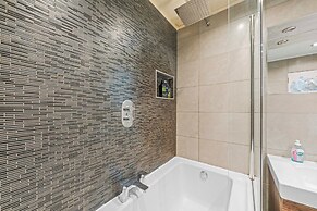 Vibrant Spacious Apartment In West End