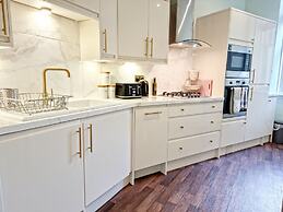 Vibrant Spacious Apartment In West End