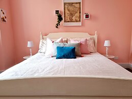 Vibrant Spacious Apartment In West End