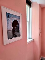 Vibrant Spacious Apartment In West End