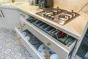 Vibrant Spacious Apartment In West End