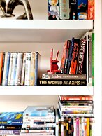 Vibrant Spacious Apartment In West End