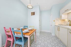 Vibrant Spacious Apartment In West End