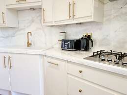 Vibrant Spacious Apartment In West End