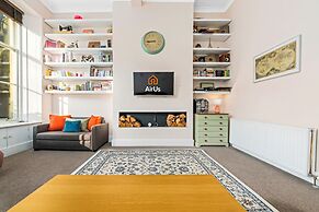 Vibrant Spacious Apartment In West End